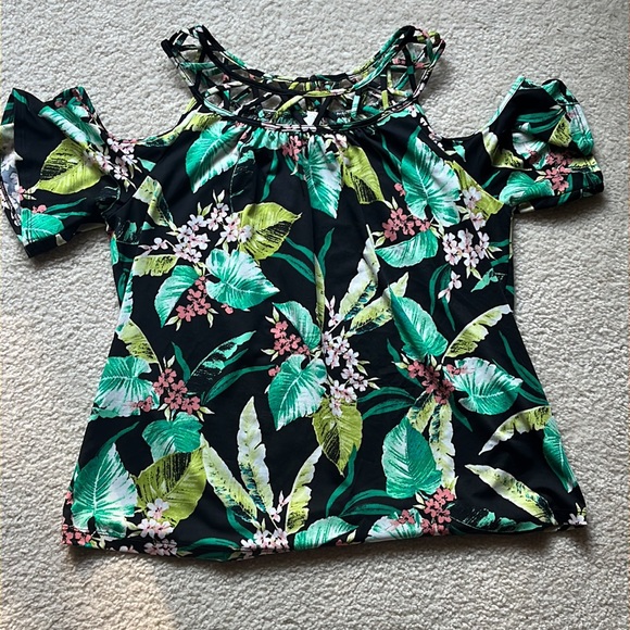 Per Seption Concept- Cut out shoulder tank top, open criss cross, floral, Size M - Picture 5 of 5